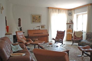 ger�umiges Wohnzimmer mit piano