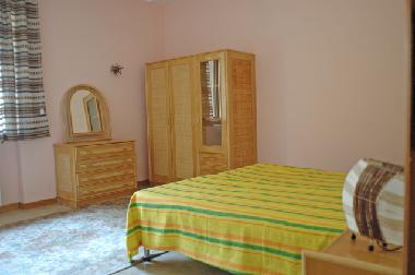  2 helle Doppelzimmer, dieses aus Rattan