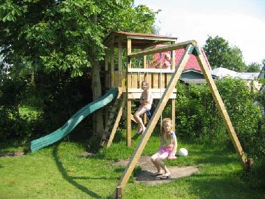 Spielplatz fur die Kinder im Garten