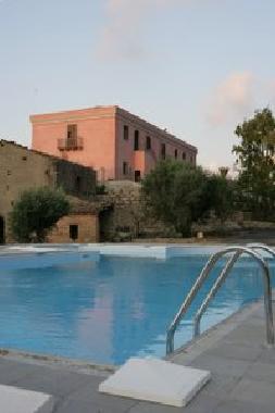 gro�er Pool mit Hydromassagebecken in herrlicher Lage