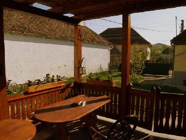 Die Terase vom Apartment 2 und der Innenhof