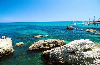 Strand, auf der rechen Seite, ein TRABOCCO