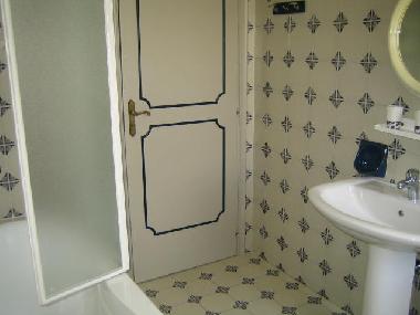 2 blitzsaubere �der mit Dusche, Badewanne, WC, Bidet, Waschtisch