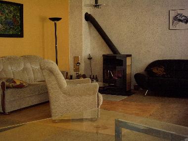 Wohnzimmer mit  Sitzgelegenheiten am Kamin
