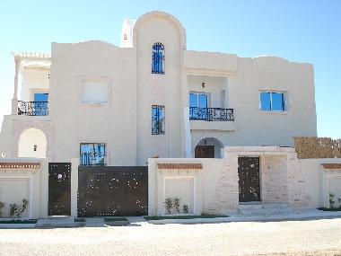 Fassade der Villa (Eingang zur Wohnung am links)