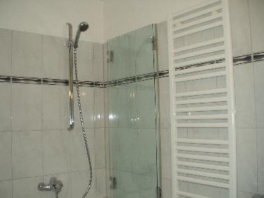 Wannenbad mit Dusche und Fu�bodenheizung