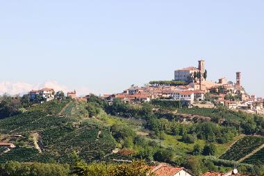 Blick aus der Kueche auf Cisterna d'Asti