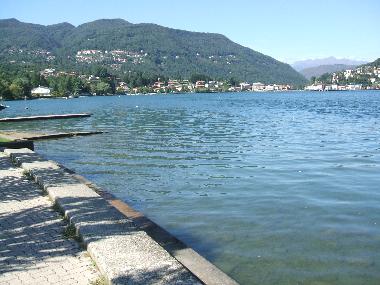 Fu�weg am See mit Blick Richtung Grenze u Lago Maggiore