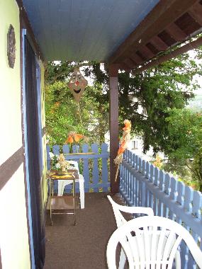 sonniger Balkon mit Gartenmoebeln