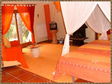 Orangenes Zimmer f�r 2 Personen ( bei Wunsch mit Babybett ) 