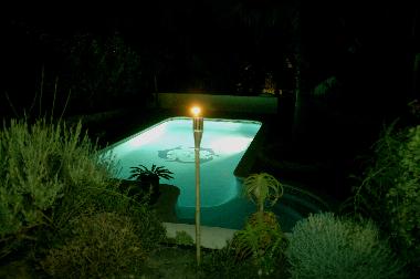 Pool nachts beleuchtet