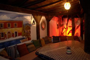 gem�tlicher Grillplatz mit vielen Kerzen und Beleuchtung