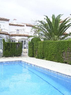 Pool und Blick auf das Haus