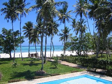 Das sch�nes Weisen Strand am ende des Gartens.