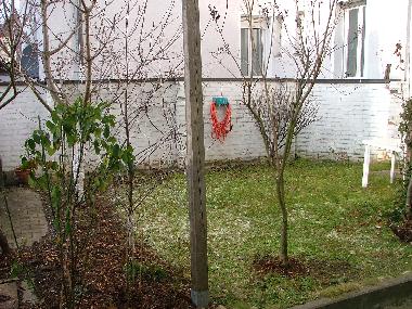 Der Garten mit Terrasse und Grillplatz