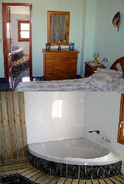 Zimmer mit doppeltes Bett und Badezimmer