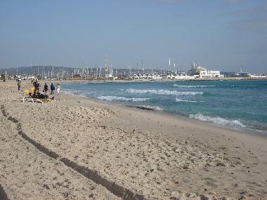 Der Hauptstrand von Yasmine-Hammamet, mit der neuen Marina