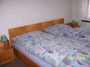 Schlafzimmer Erdgescho mit 2 Betten