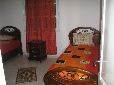 1 Schlafzimmer mit 2 getrennten Betten und gro�em schrank