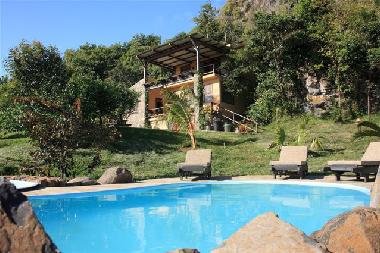 Am Berg gelegene Bungalows im mediterranen Stil.