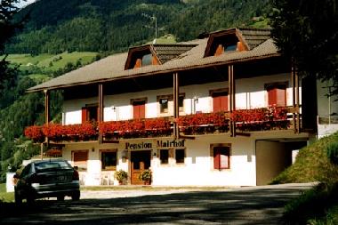 Pension Mairhof Hof mit Parkplatz