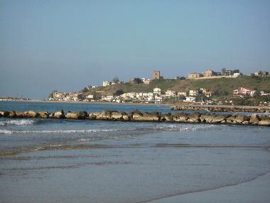 Strandabschnitt mit Blick auf Porto Palo