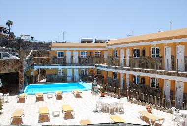 Swimmingpool und Fassade zur Strasse