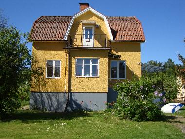 Das Ferienhaus V�stervik von vorne gesehen.