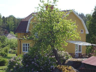 Das Haus hat einen grossen Garten mit Obstb�umen (�pfel, Birnen, Pflaumen).