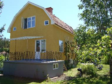 Die Terrasse mit Treppe zum Garten (Zugang vom Wohnzimmer)
