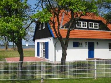Blick vom Fahrweg auf das Haus und die See