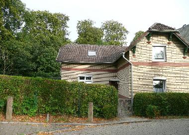 Aussenansicht, das Haus liegt direkt am Wald