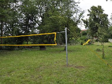 Volleyballfeld und Spielplatz