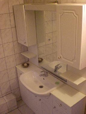 Badezimmer mit Wanne und  WC