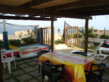 �berdachte Terrasse im Strandgarten