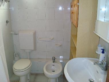Bad mit Dusche, Bidet, WC, Waschbecken, F�n, Fenster
