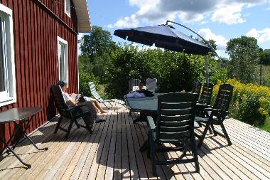 Die Terrasse am Haus (inkl. Sitzgarnitur und Schirm)