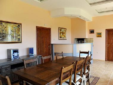 Esszimmer mit Pizzaoffen und K�che