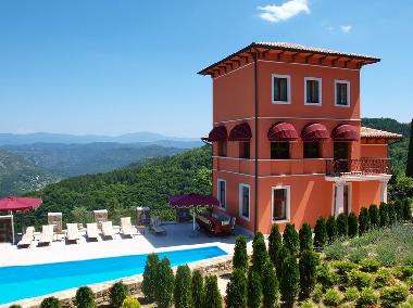 Eine elegante Residenz aus dem 19. Jahrhundert mit Traumblick, 6 Schlafzimmern und Privat-Spa mit Po
