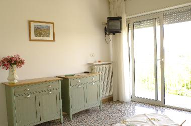 Wohnzimmer mit tv\sat, Balkon und Doppelbettsofa