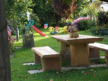 Auch die kleinen G�ste f�hlen sich in unserem gro�en Garten wohl