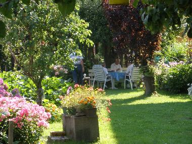 Im Schatten der B�ume - bei einer Tasse Kaffee