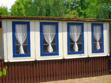Ausbau/Serre von der Seite gesehen (eigentlicher Stehcaravan befindet sich nach hinten dran)