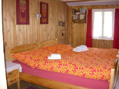 Heimeliges, rustikale Doppelbett-Schlafzimmer