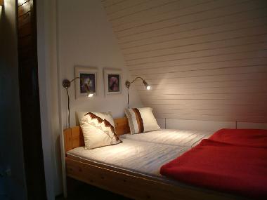 Der Schlafraum mit Doppelbett