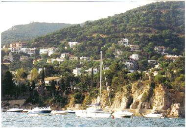 Blick vom Boot auf Rosamar/Casa Romantica  rechts neben Bootsmast