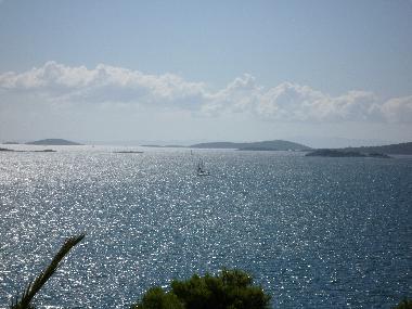 Eine wunderbare Panoramaaussicht von der Dachterrasse auf die vorgelagerten Inseln