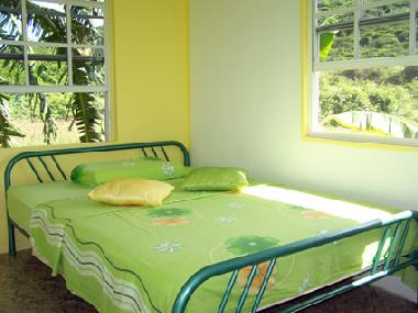 Kleines Zimmer mit 2 Fenstern, dadurch (fast) immer ein angenehmer Wind