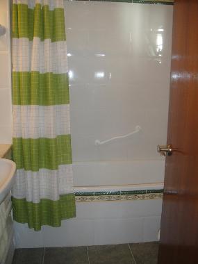 BADEZIMMER MIT BADEWANE