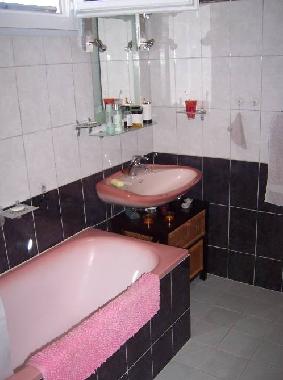 Badezimmer mit Wanne und Duschmglichkeit, 2 WC extra